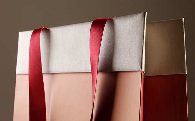 High-quality paper bag with striking edge cover on the outside
