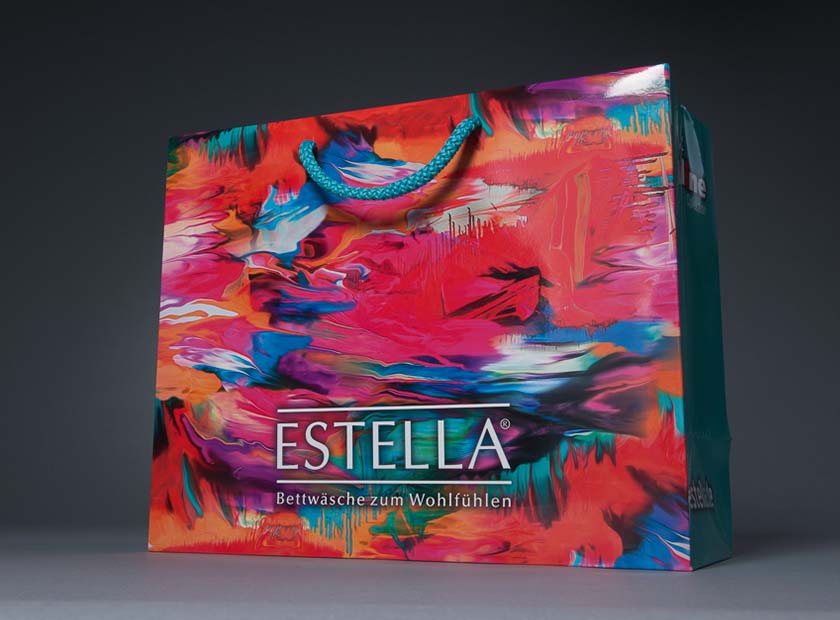Bunt bedrucke Papiertragetasche der Marke ESTELLA